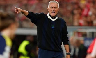 62岁穆里尼奥签约欧冠2冠王引热议，球迷：看你怎么骗违约金